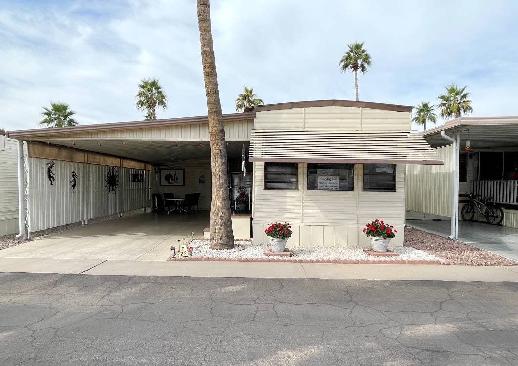Manufactured home in Mesa, AZ 85205