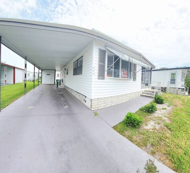 Manufactured home in Largo, FL 33771