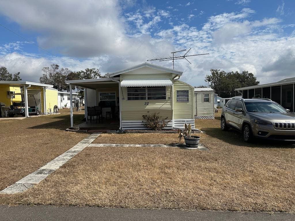 Manufactured home in Dade City, FL 33523