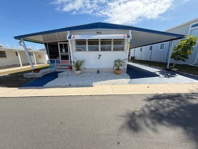 Manufactured home in Dunedin, FL 34698