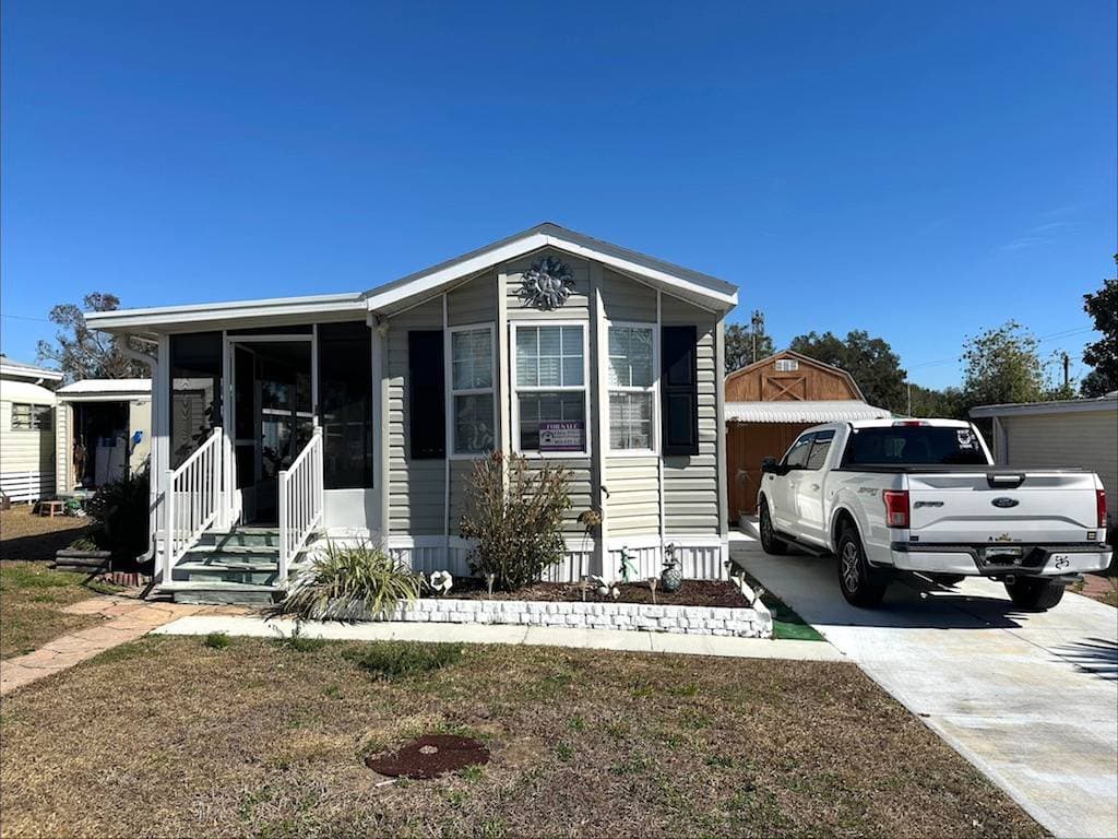 Manufactured home in Dade City, FL 33523