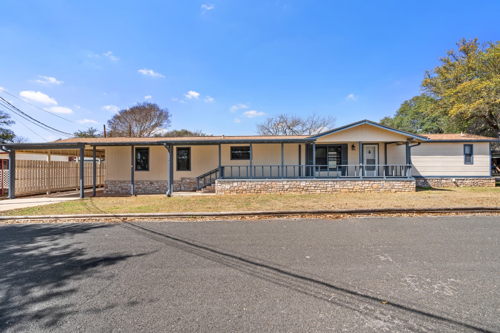 Manufactured home in Kerrville, TX 78028