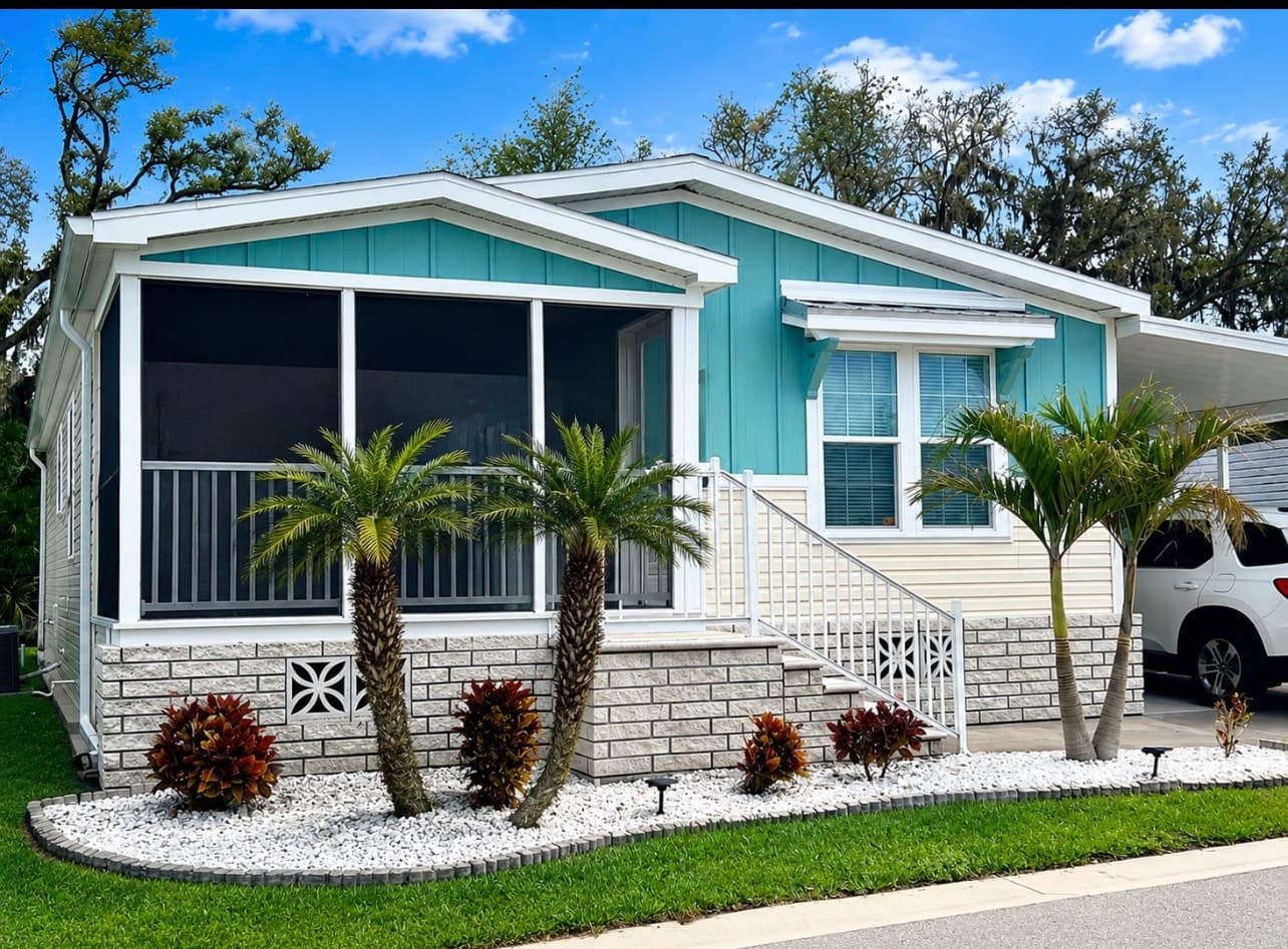 Move-in ready! Like new w/coastal vibes!