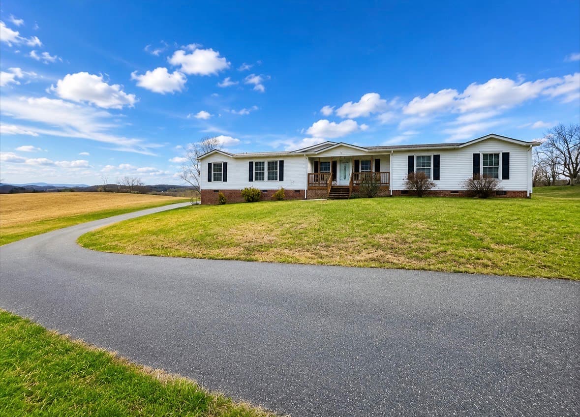Manufactured home in Max Meadows, VA 24360