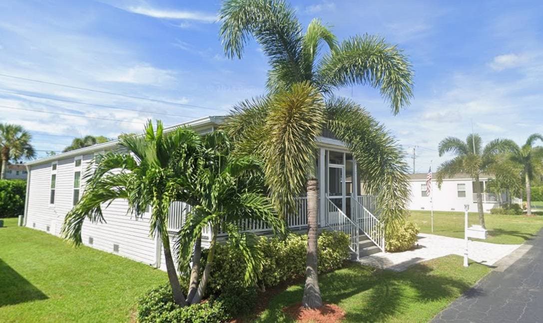 Manufactured home in Naples, FL 34112
