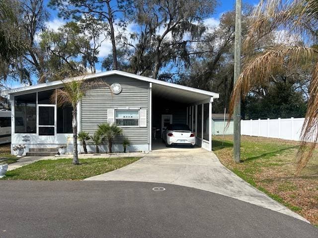 Manufactured home in Dade City, FL 33823