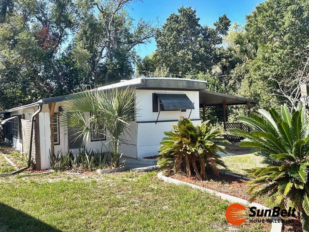 Manufactured home in Mount Dora, FL 32757
