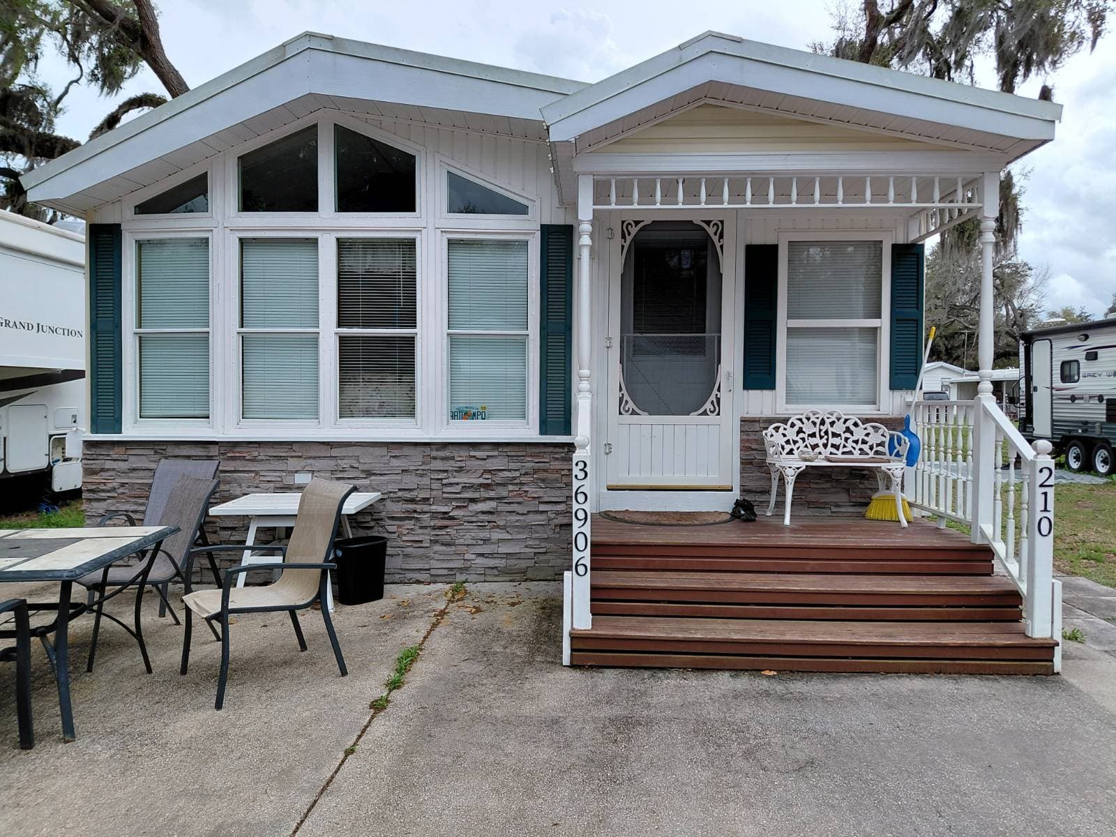Manufactured home in Zephyrhills, FL 33541