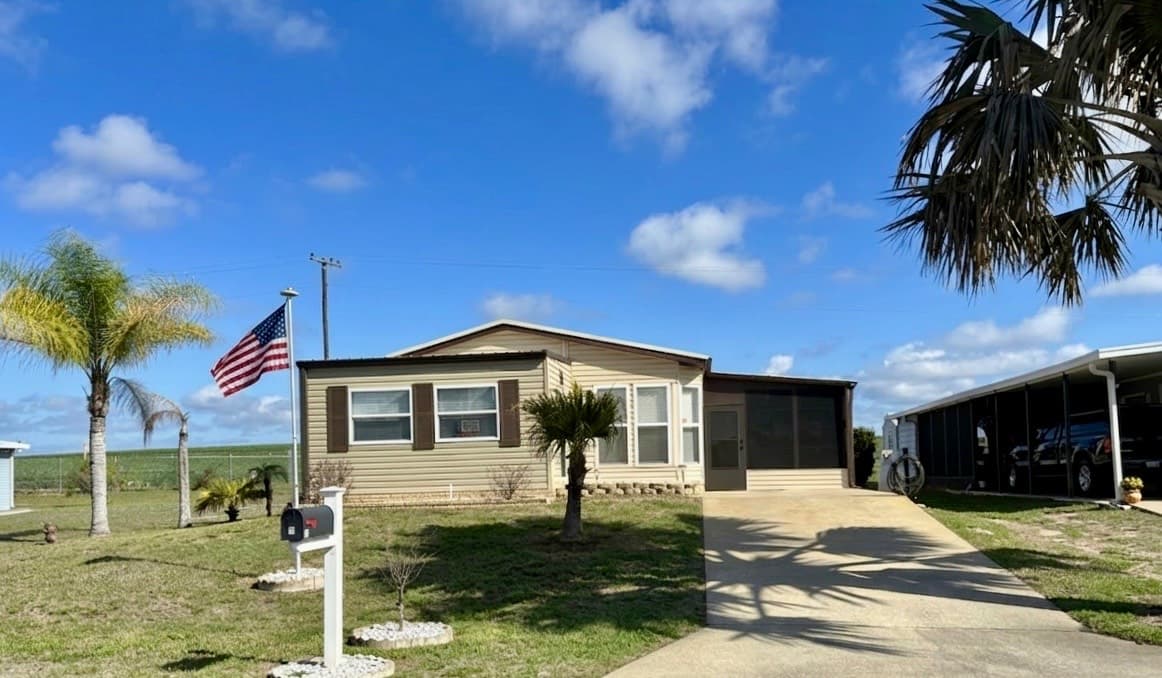 Manufactured home in Frostproof, FL 33843
