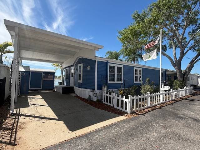 Manufactured home in Bradenton, FL 34203
