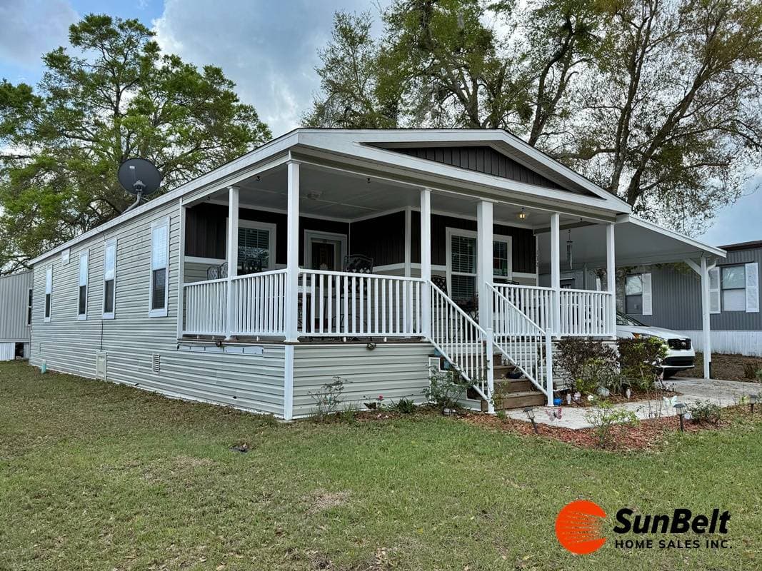 Manufactured home in Sorrento, FL 32776