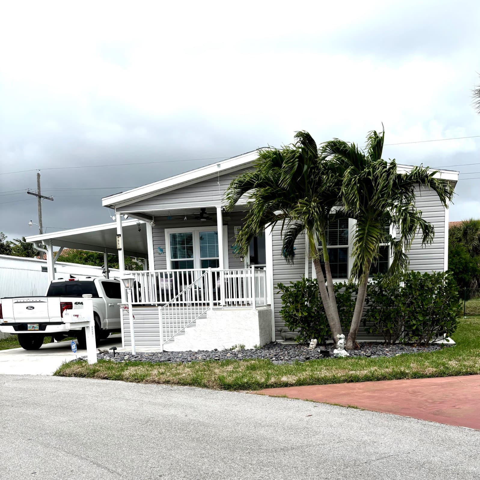 Manufactured home in RIVIERA BEACH, FL 33404