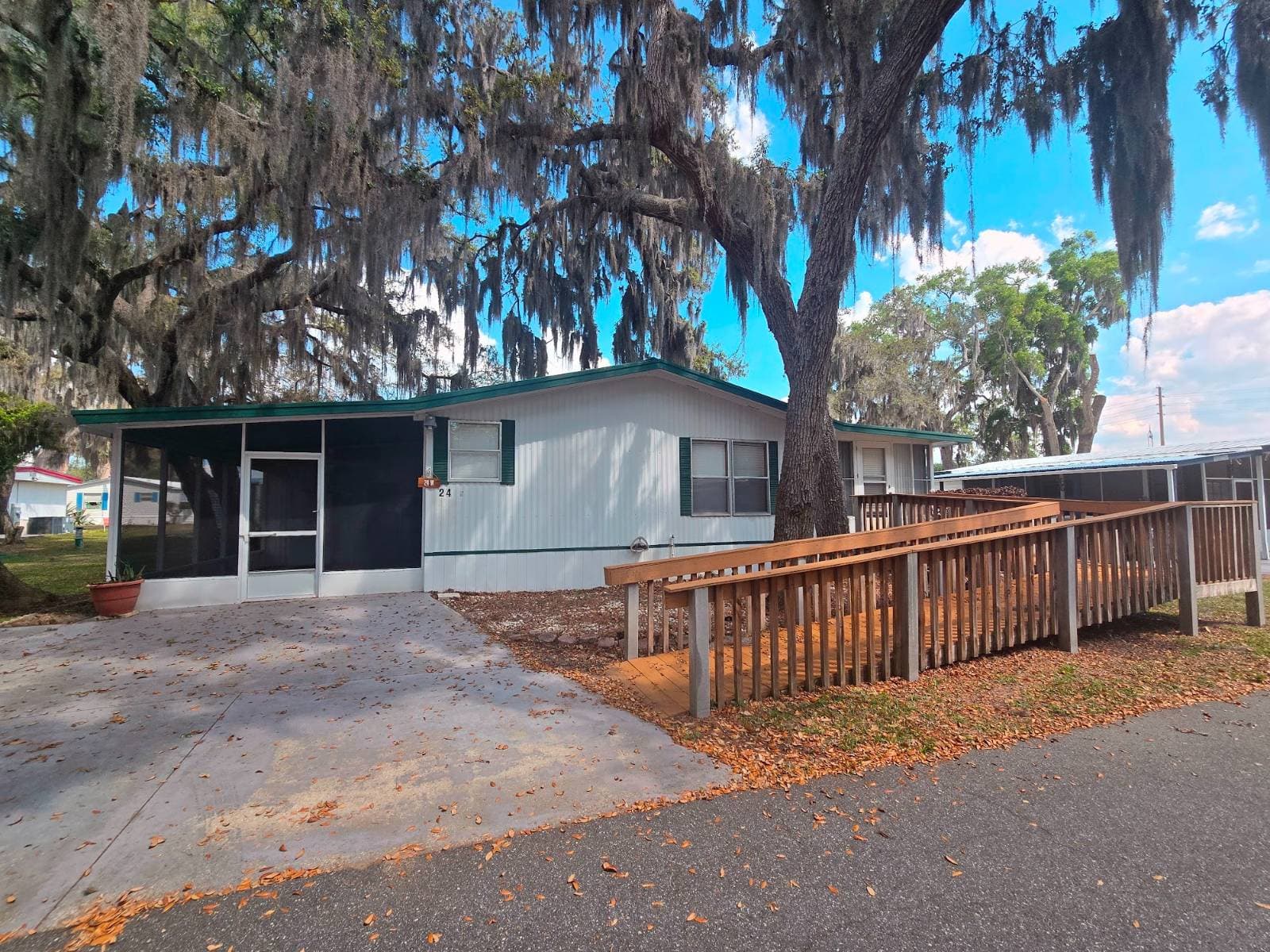 Manufactured home in Wildwood, FL 34785