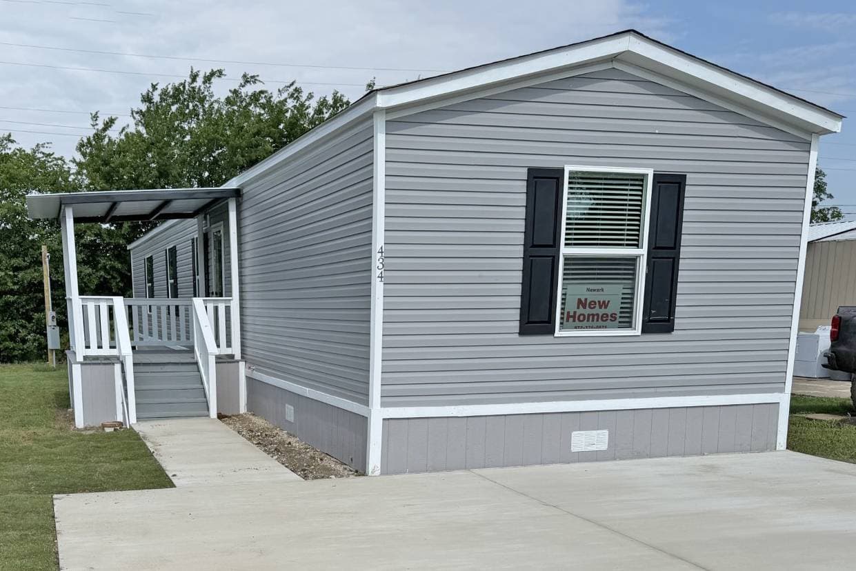 Manufactured home in Newark, TX 76071