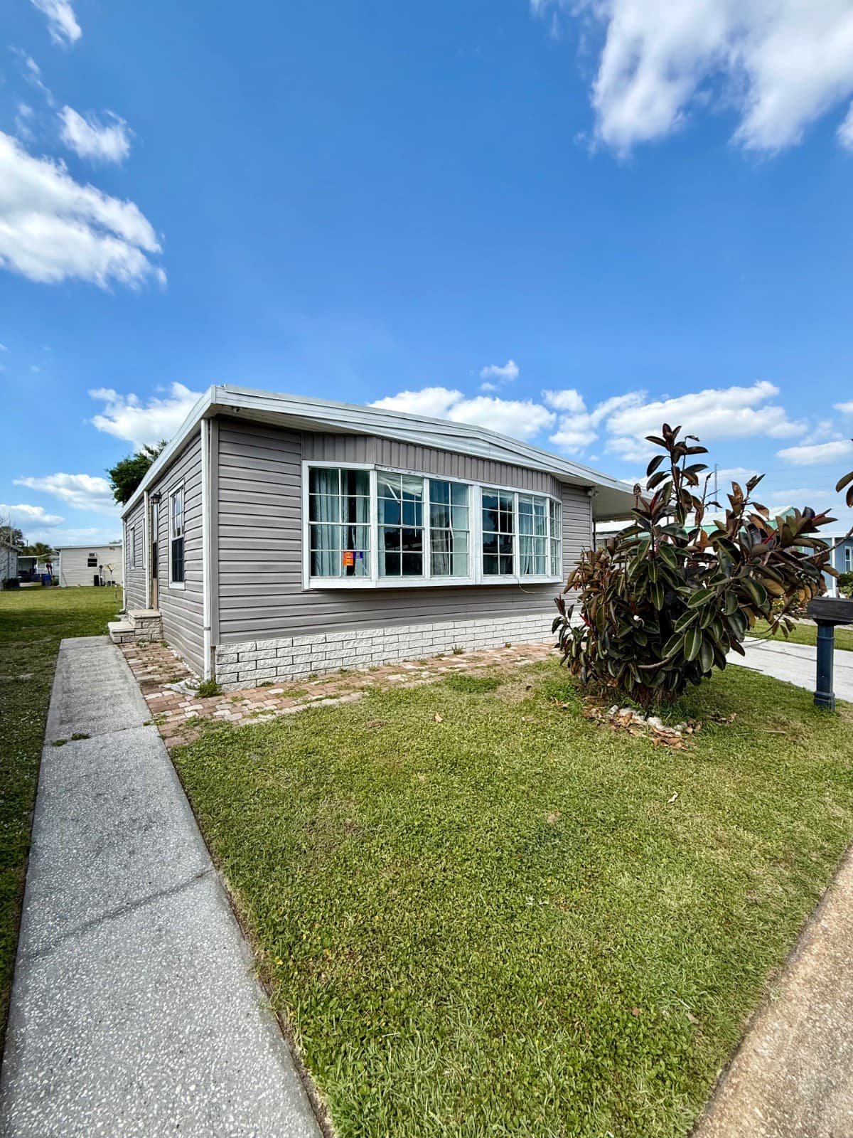 Manufactured home in Town n country, FL 33615