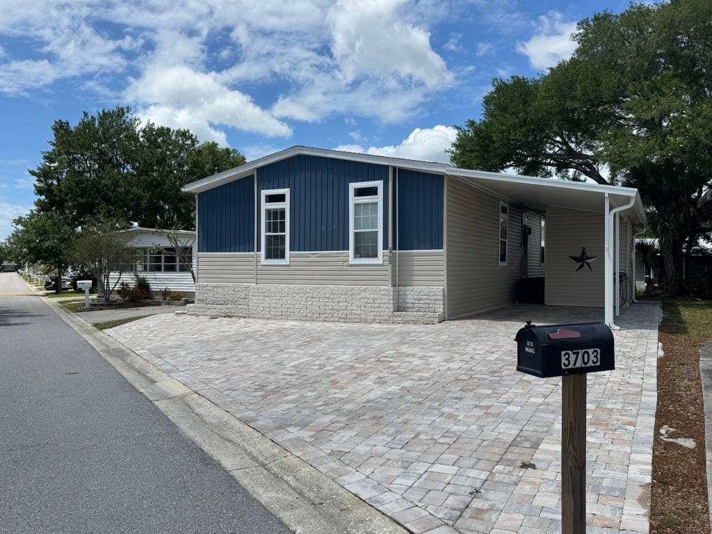 Manufactured home in Tampa, FL 33611