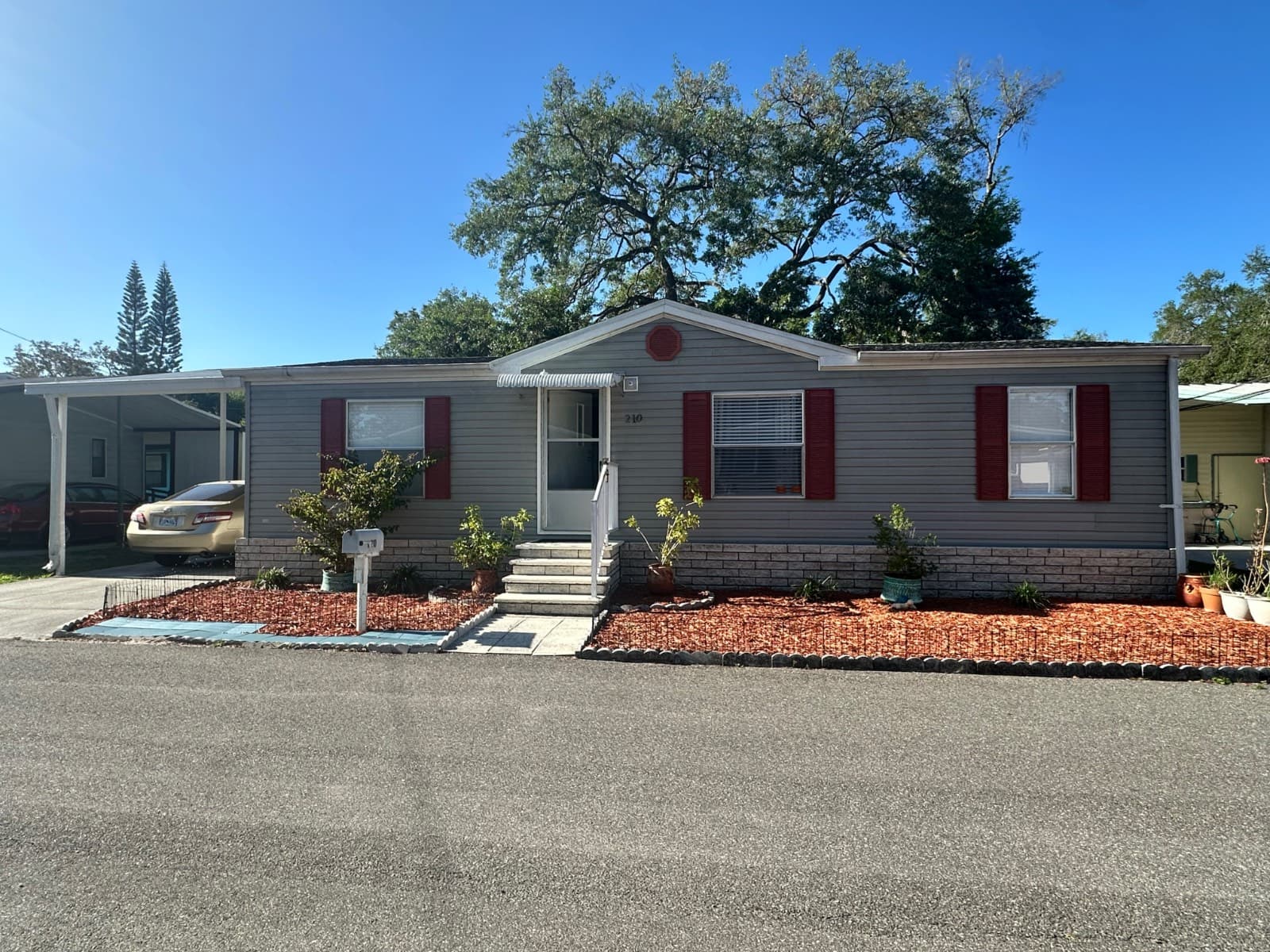 Manufactured home in Tampa, FL 33613