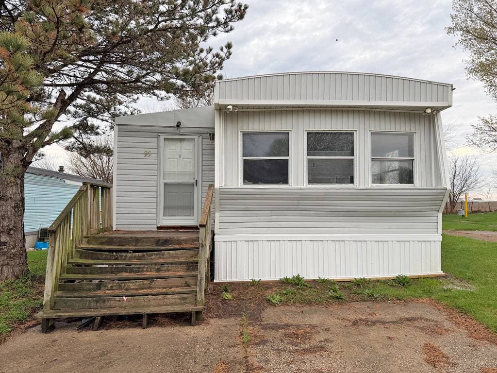 Manufactured home in Walcott, IA 52773