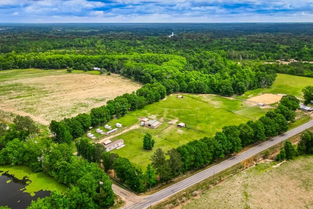 Manufactured home in MT. HERMON, LA 70450