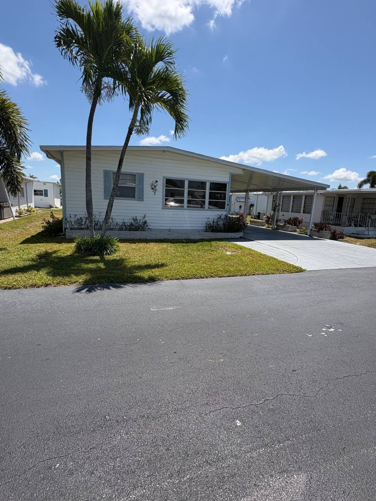 Manufactured home in Naples, FL 34112