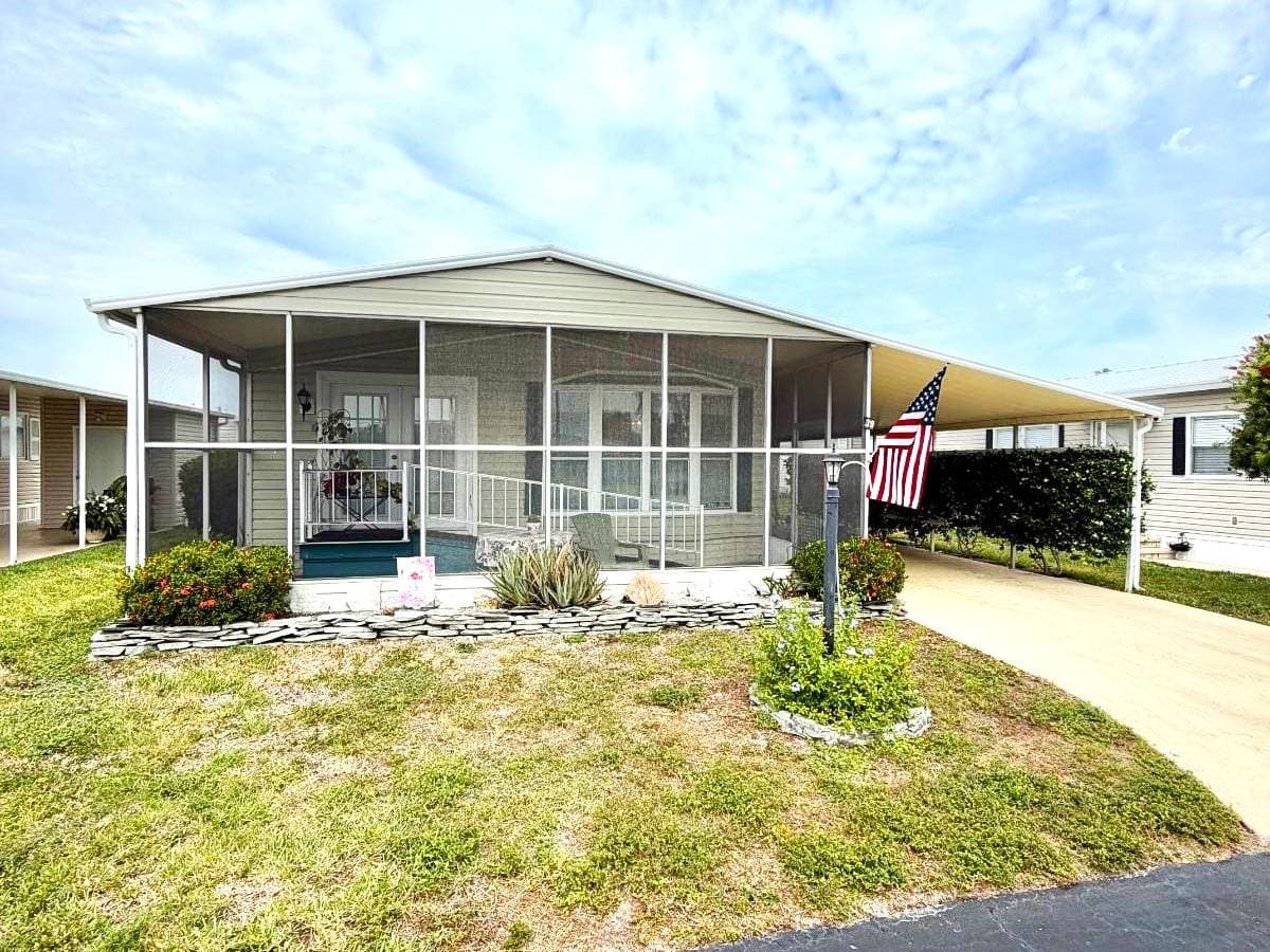 Manufactured home in Palmetto, FL 34221