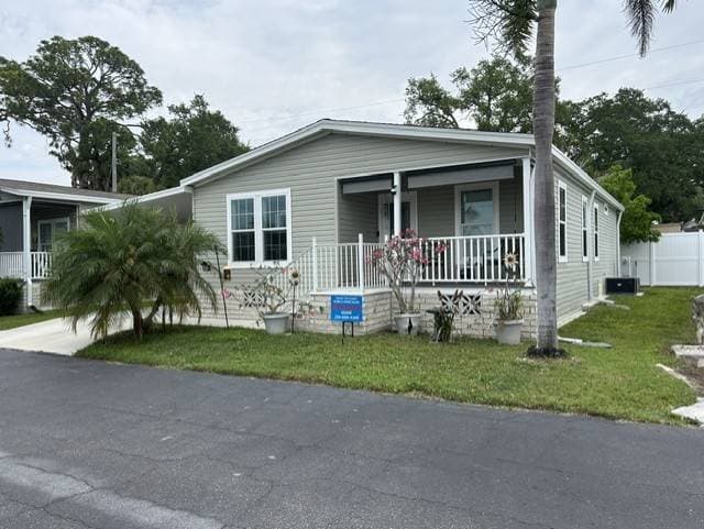 Manufactured home in Bradenton, FL 34207