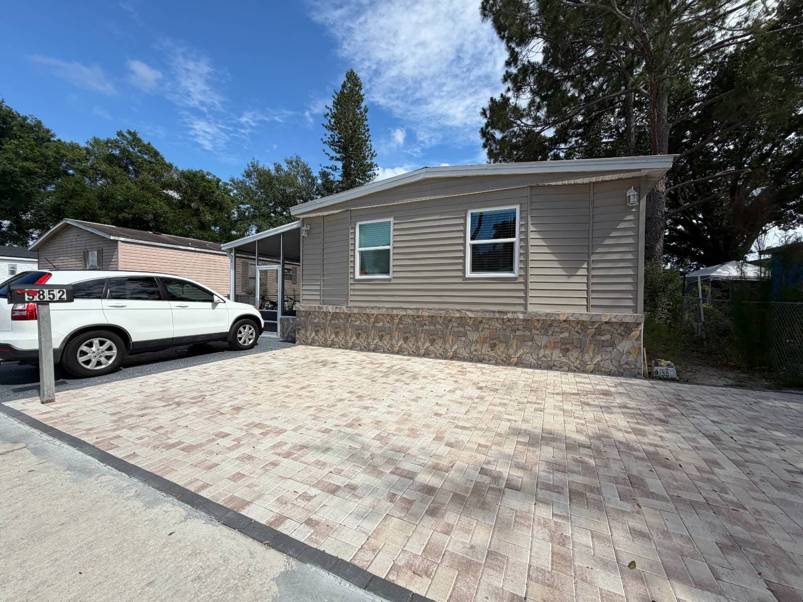 Manufactured home in Tampa, FL 33635