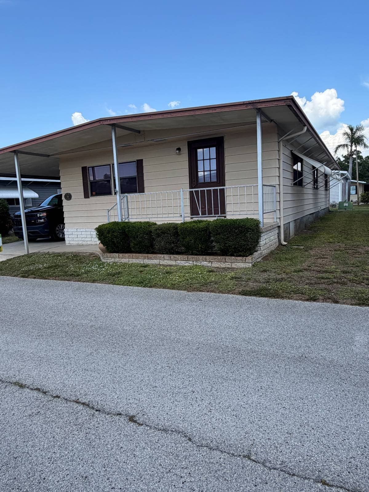 Manufactured home in Saint Petersburg, FL 33702