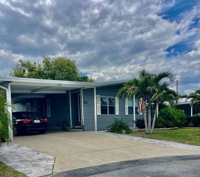 Manufactured home in Sarasota, FL 34233