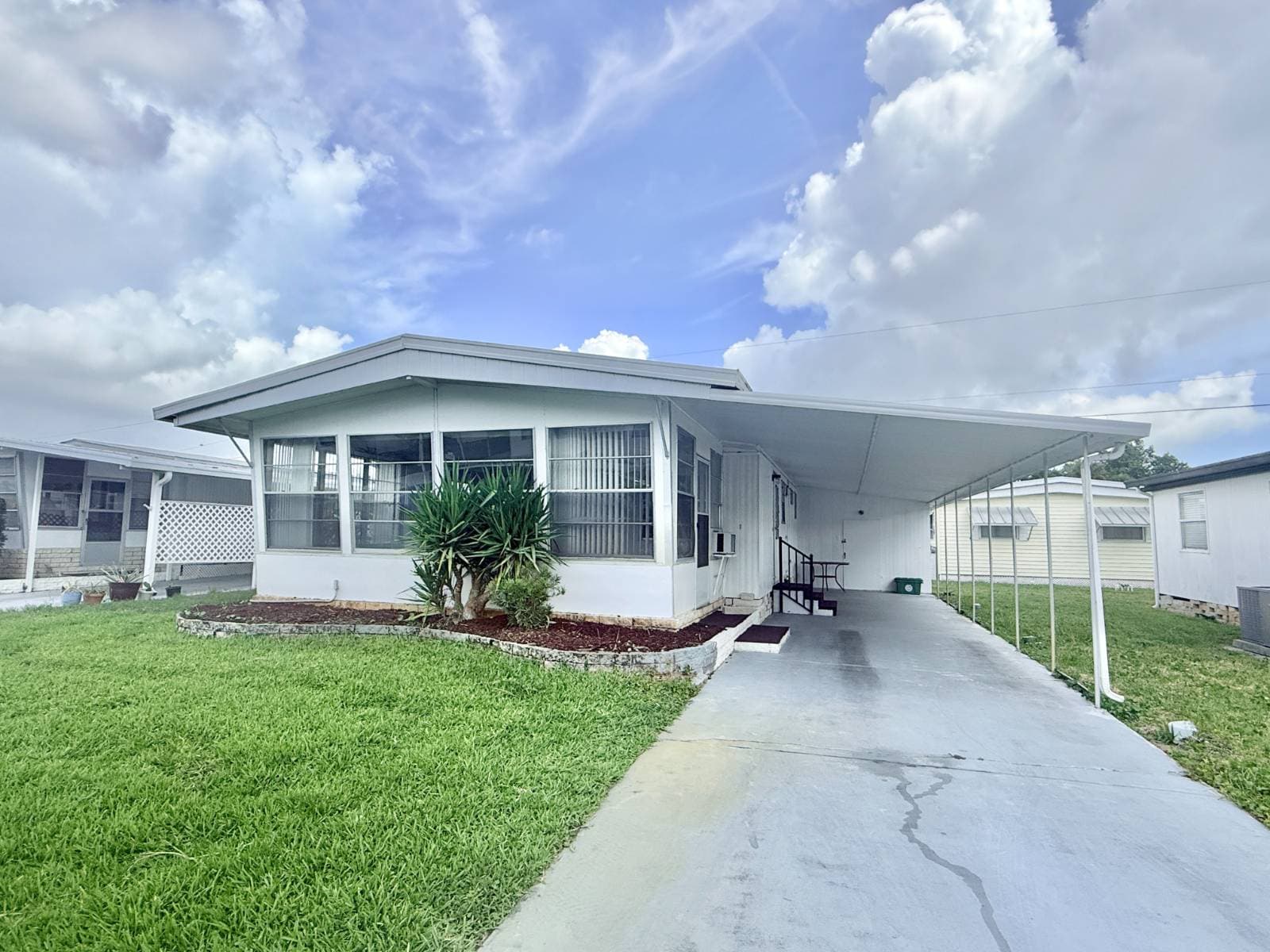 Manufactured home in Daytona Beach, FL 32119