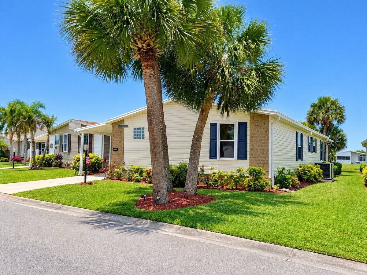 Manufactured home in Melbourne, FL 32904