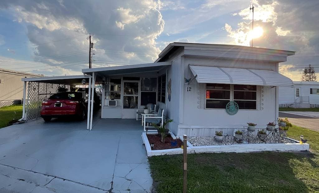 Manufactured home in Lakeland, FL 33815