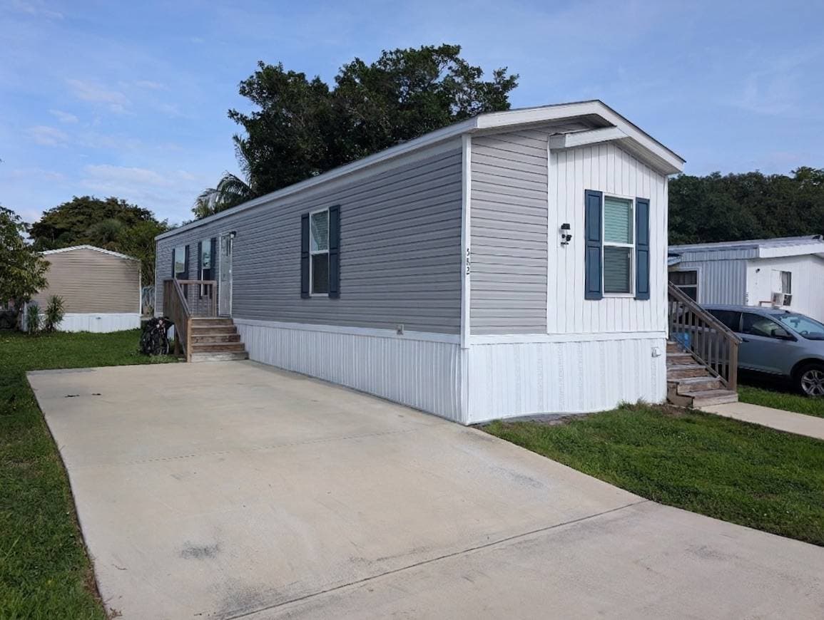 Manufactured home in Davie, FL 33325