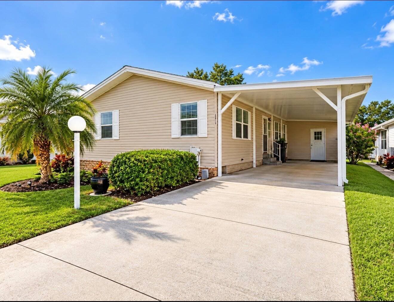 Manufactured home in Ellenton, FL 34222