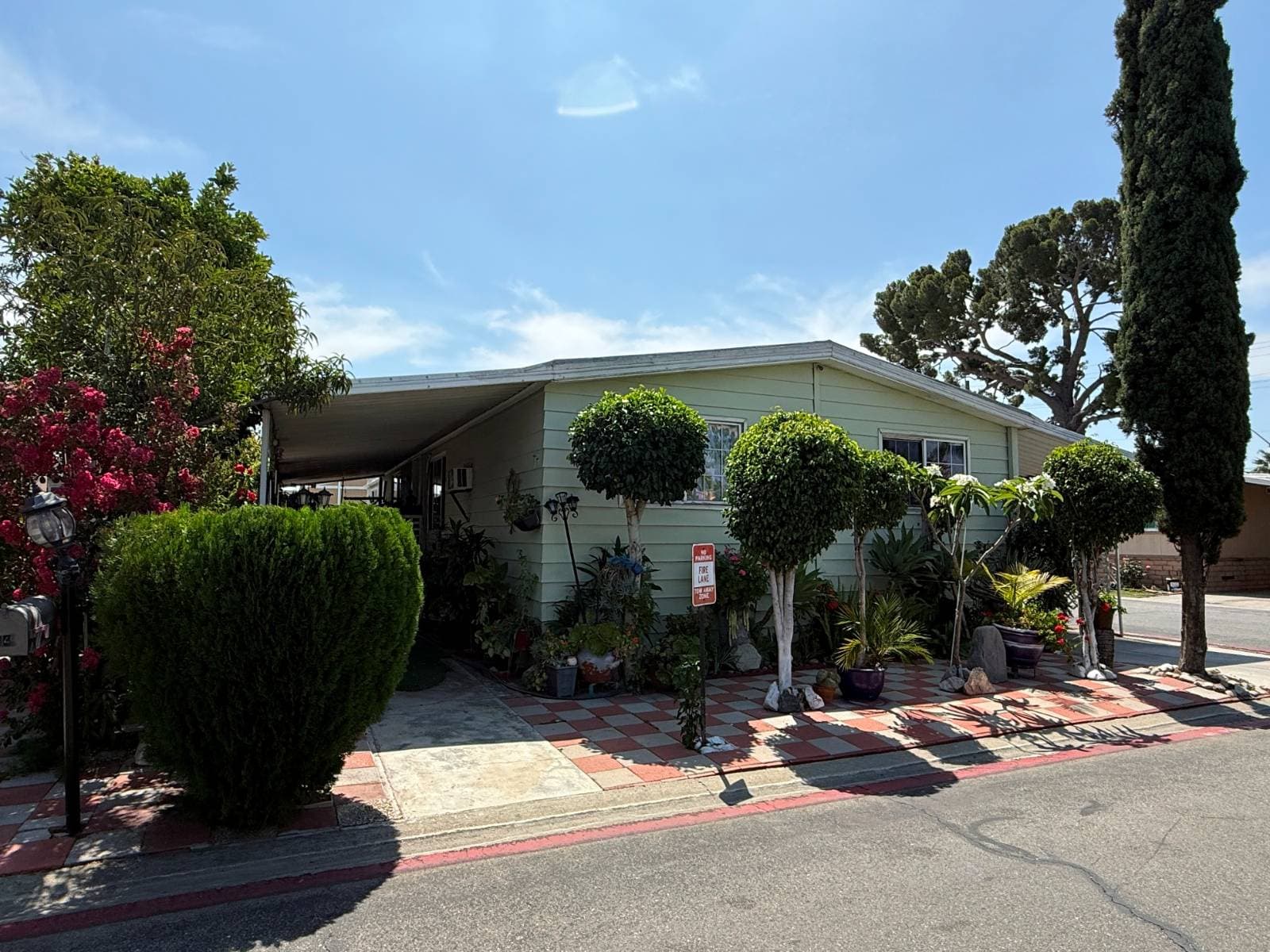 Manufactured home in Fontana, CA 92335