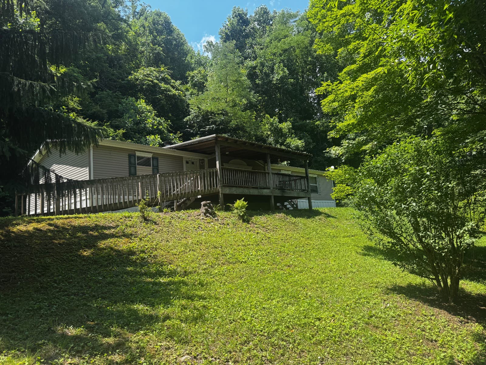 Manufactured home in Newland, NC 28657