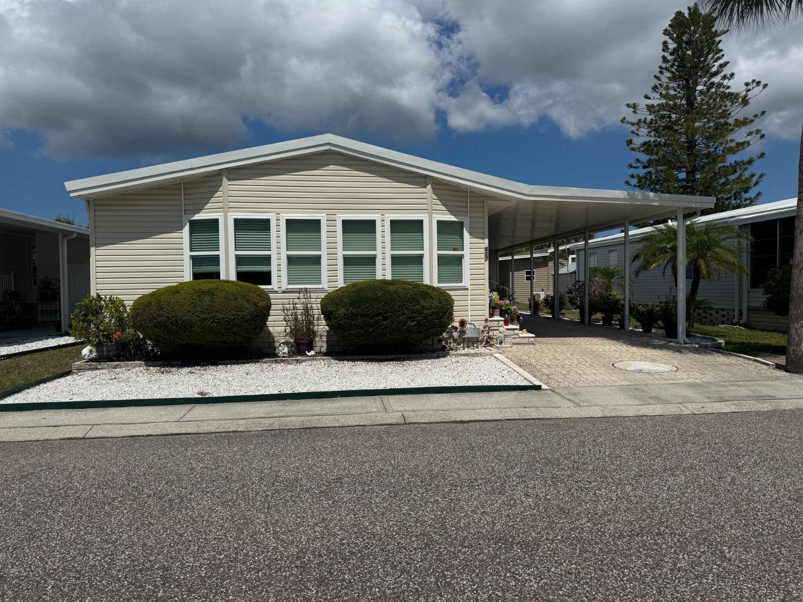 Manufactured home in Tarpon Springs, FL 34689