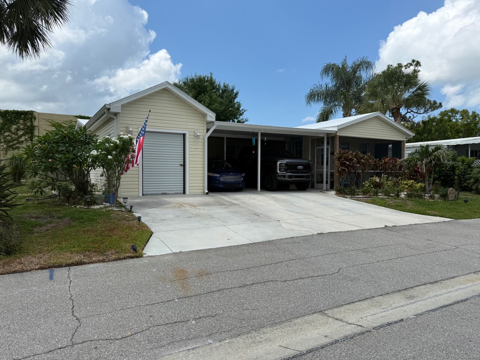 Manufactured home in Sarasota, FL 34233