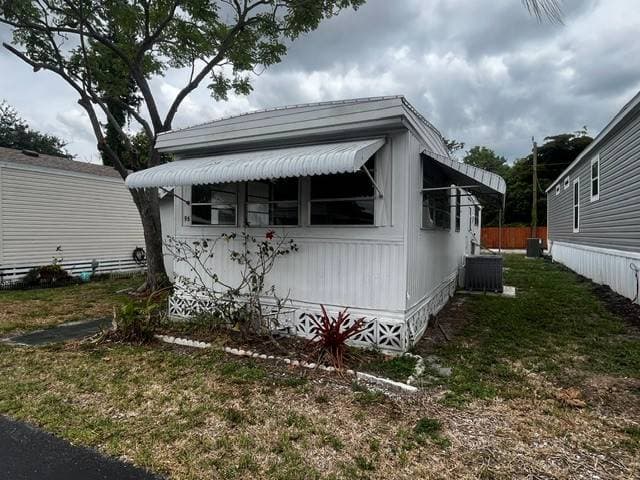 Manufactured home in Sarasota, FL 34239