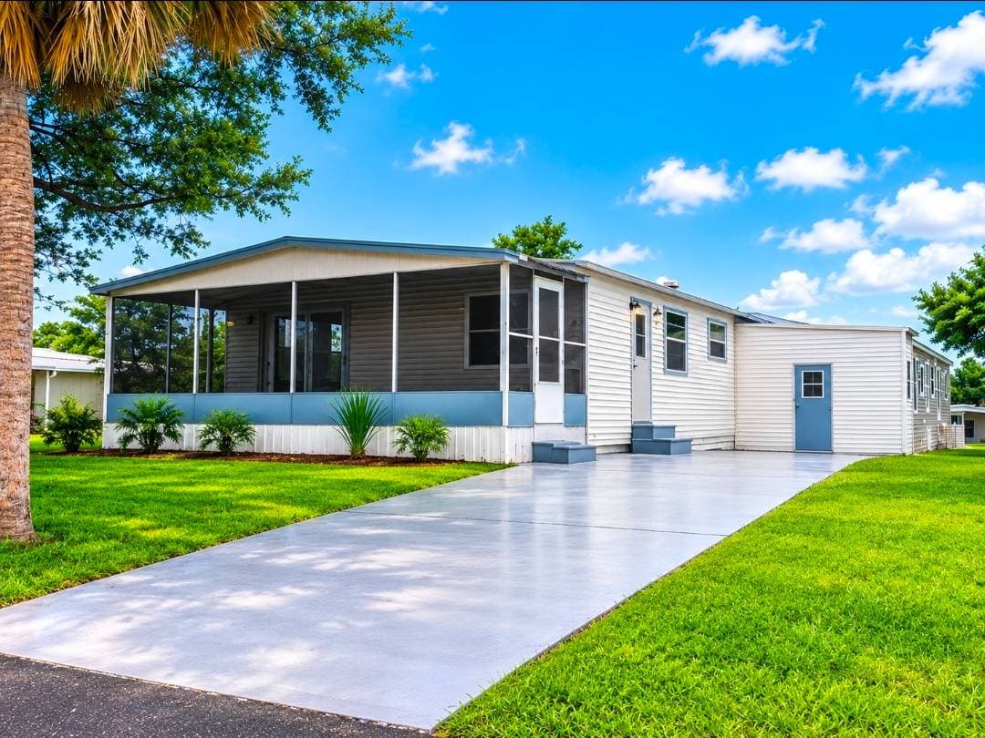 Manufactured home in Ocala, FL 34479