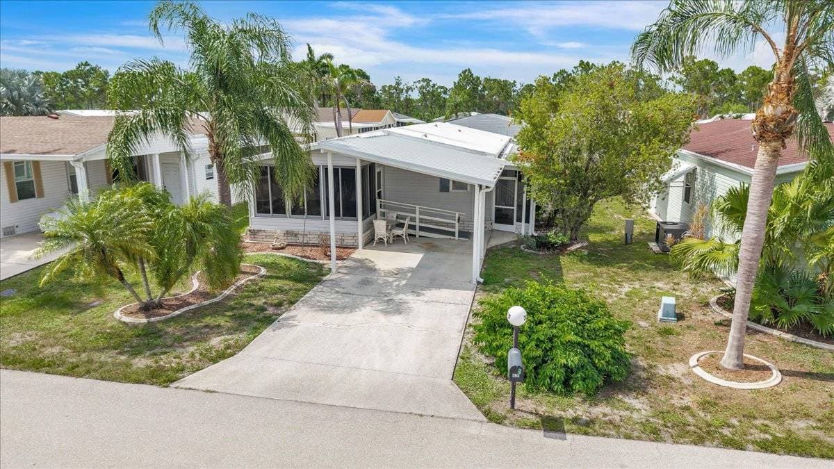Manufactured home in N Ft Myers, FL 33917