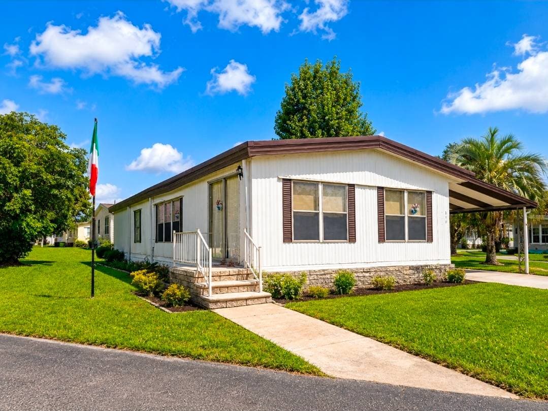 Manufactured home in Ocala, FL 34479
