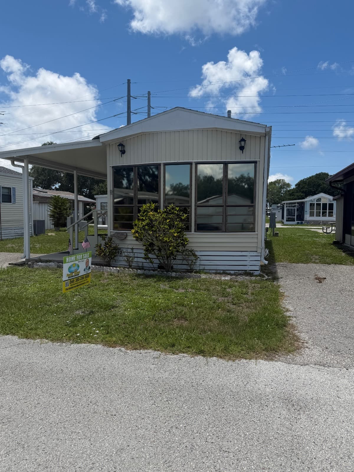 Manufactured home in Saint Petersburg, FL 33702