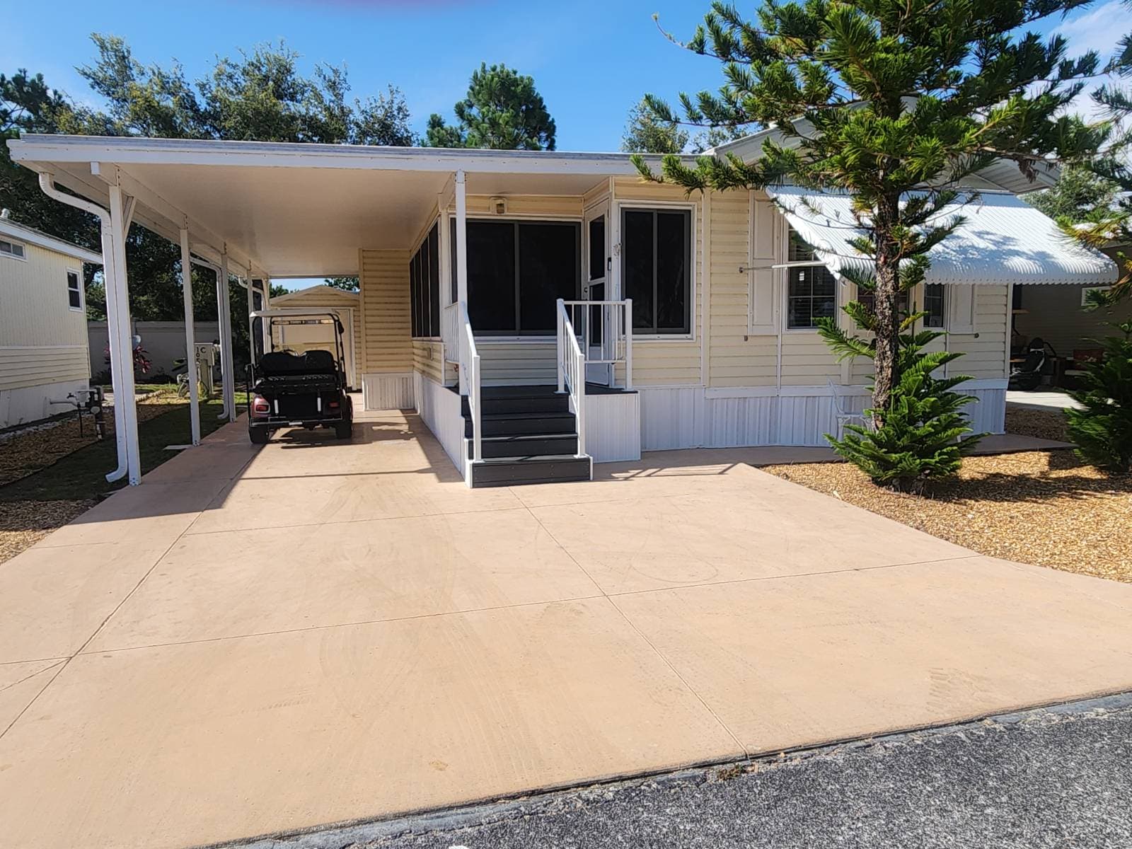 Manufactured home in Bradenton, FL 34203