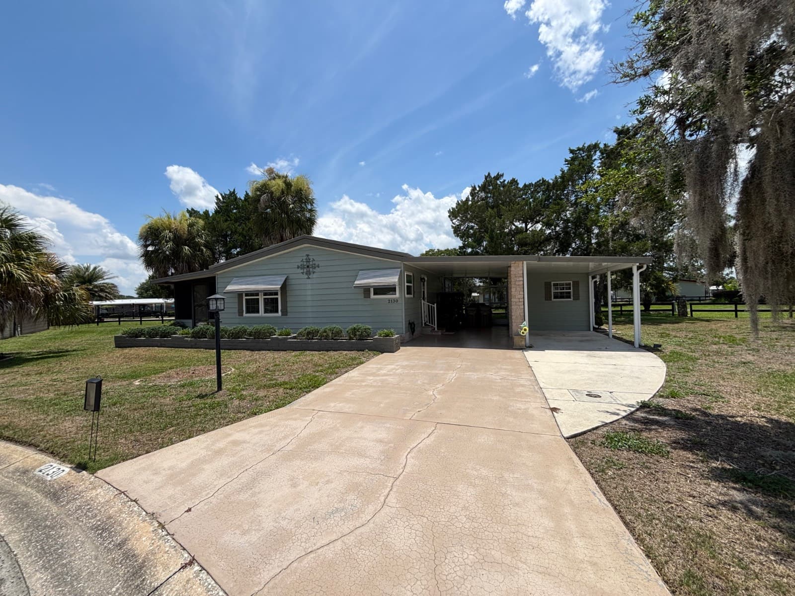 Manufactured home in Grand Island, FL 32735