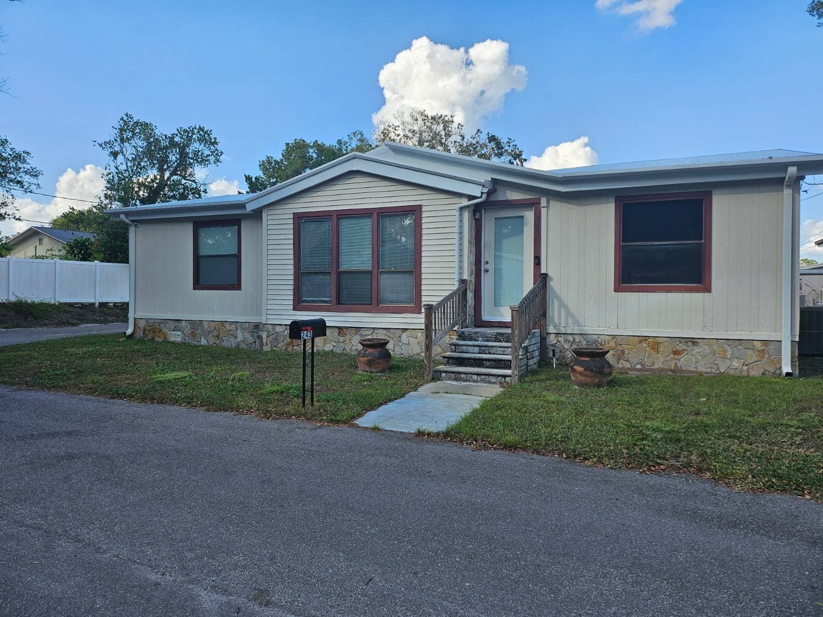 Manufactured home in Tampa, FL 33613