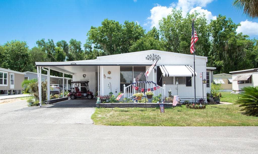 Manufactured home in Grand Island, FL 32735