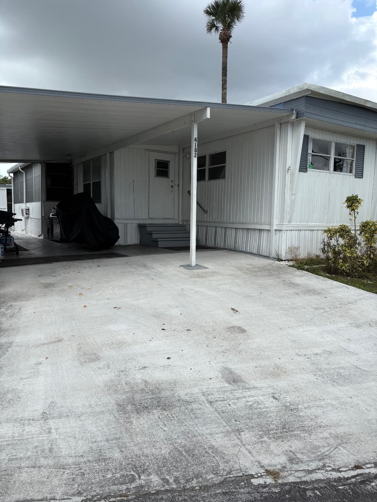 Manufactured home in RIVIERA BEACH, FL 33404