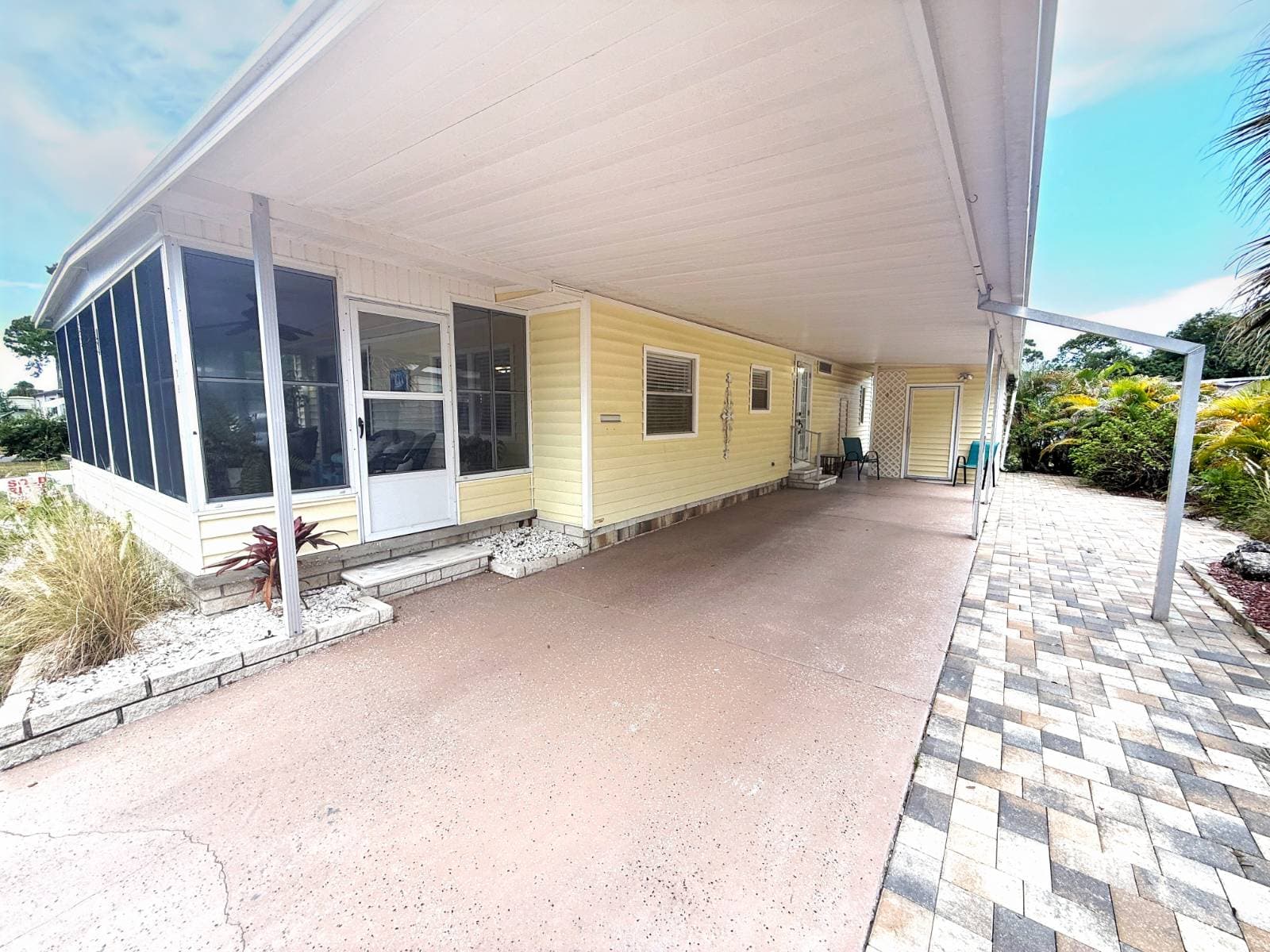Manufactured home in Largo, FL 33771