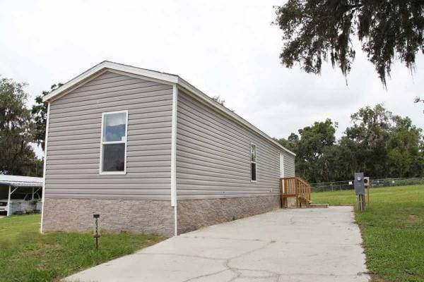 Manufactured home in Dade City, FL 33525